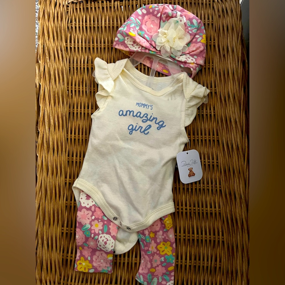Dainty pink & cream 2-piece outfit comes w/matching hat & flower SIZE 0-3 mo NWT